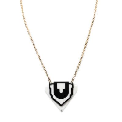 Colar Dourado Longo com Acrílico Preto e Branco